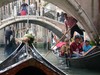 Venice_gondola_action_3